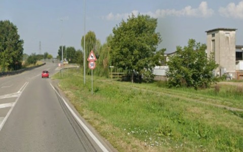 Operaio 52enne ferito al volto da un pezzo di metallo: trasportato in ospedale