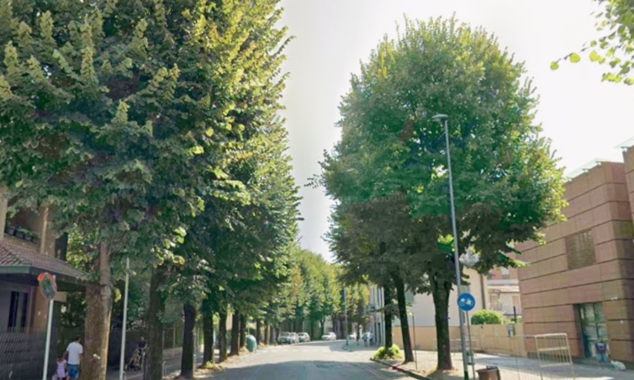 Operaio schiacciato tra la portiera del camion e il muro: interviene l’elisoccorso