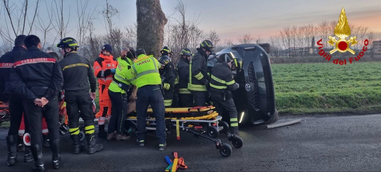 Schianto sulla Provinciale 234: auto ribaltata e due feriti trasportati in ospedale