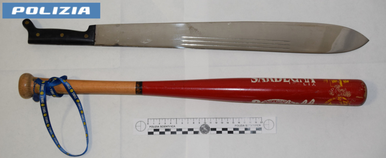 Minaccia i vicini con mazza da baseball e machete: scatta la denuncia