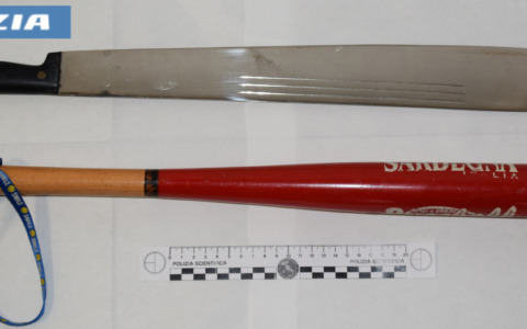 Minaccia i vicini con mazza da baseball e machete: scatta la denuncia