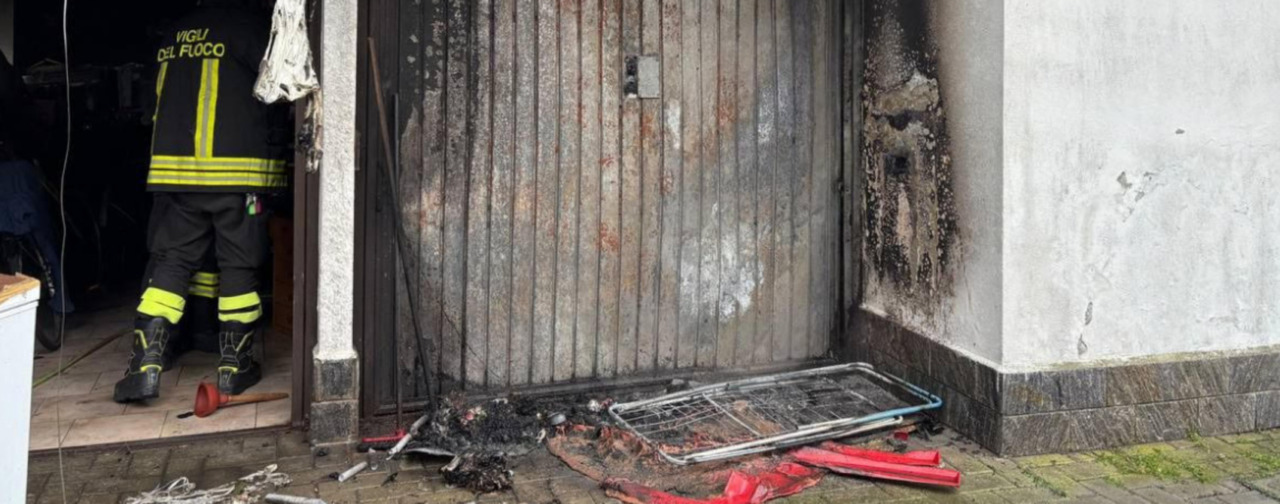 A fuoco il box di una villetta a Lodi Vecchio: rogo domato dai Vigili del Fuoco