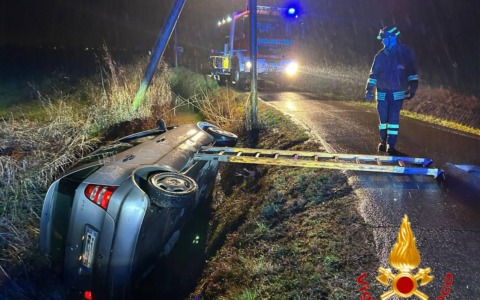Incidente a Terranova dei Passerini: conducente aiutato ad uscire dai Vigili del Fuoco