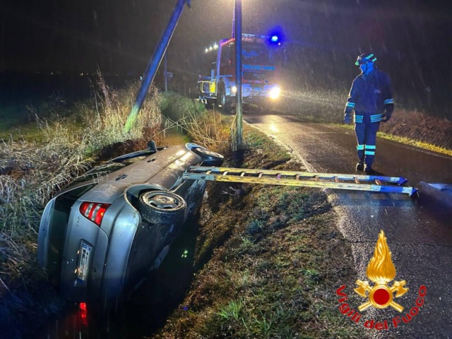 Incidente a Terranova dei Passerini: conducente aiutato ad uscire dai Vigili del Fuoco