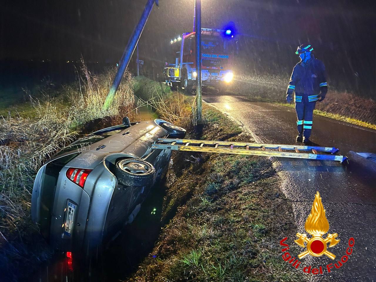 Incidente a Terranova dei Passerini: conducente aiutato ad uscire dai Vigili del Fuoco
