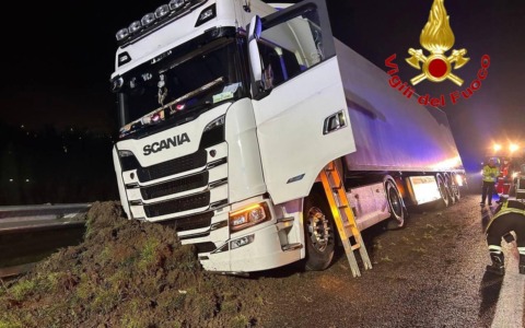 Camion finisce fuori strada sulla A1: soccorso conducente 59enne