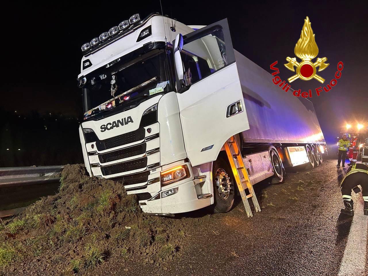 Camion finisce fuori strada sulla A1: soccorso conducente 59enne