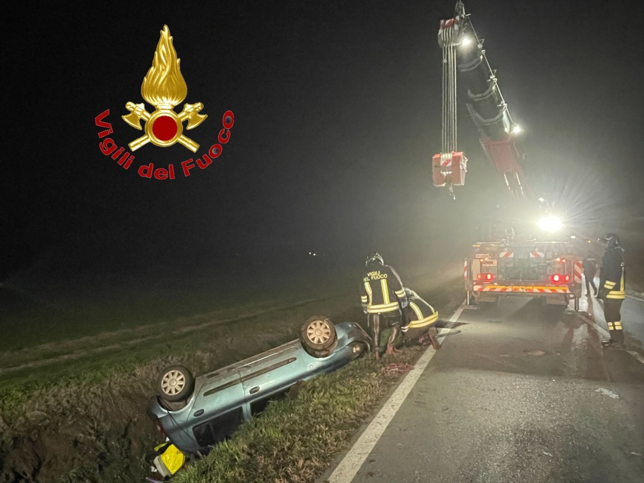 Auto finisce nel fossato e si ribalta: ferito un 40enne poi trasportato in ospedale
