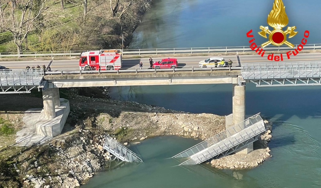 Crolla passerella ciclo-pedonale sull’Adda: al lavoro per verificare l’assenza di persone coinvolte