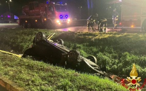 Incidente nella notte a San Martino in Strada: auto ribaltata sulla via Emilia, ferito 20enne