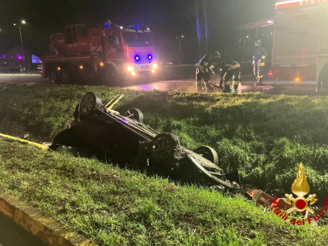 Incidente nella notte a San Martino in Strada: auto ribaltata sulla via Emilia, ferito 20enne