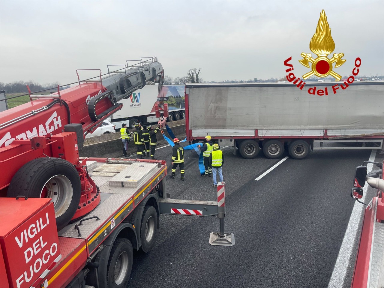 Autoarticolato si ribalta sulla A1: traffico paralizzato per ore tra Lodi e Melegnano