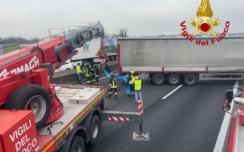 Autoarticolato si ribalta sulla A1: traffico paralizzato per ore tra Lodi e Melegnano