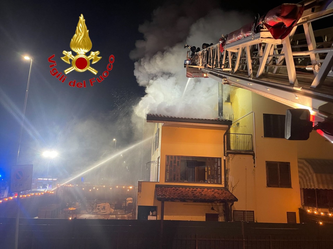 Incendio divora una villetta a Caselle Lurani: in azione i vigili del fuoco