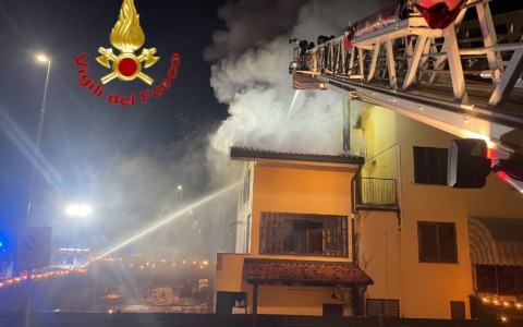 Incendio divora una villetta a Caselle Lurani: in azione i vigili del fuoco