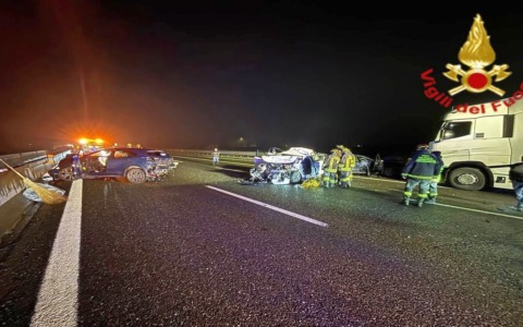 Carambola di notte lungo l’autostrada: tre auto devastate e un tir coinvolto