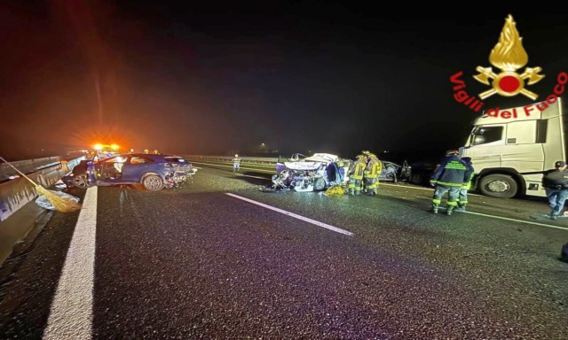 Carambola di notte lungo l’autostrada: tre auto devastate e un tir coinvolto