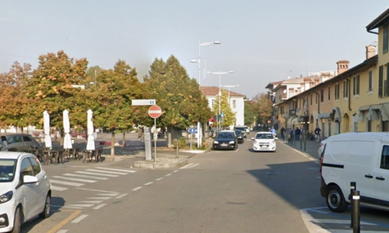 Schianto nella notte a Lodi Vecchio: sei giovani coinvolti nello scontro tra più auto