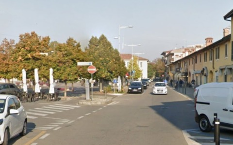 Schianto nella notte a Lodi Vecchio: sei giovani coinvolti nello scontro tra più auto