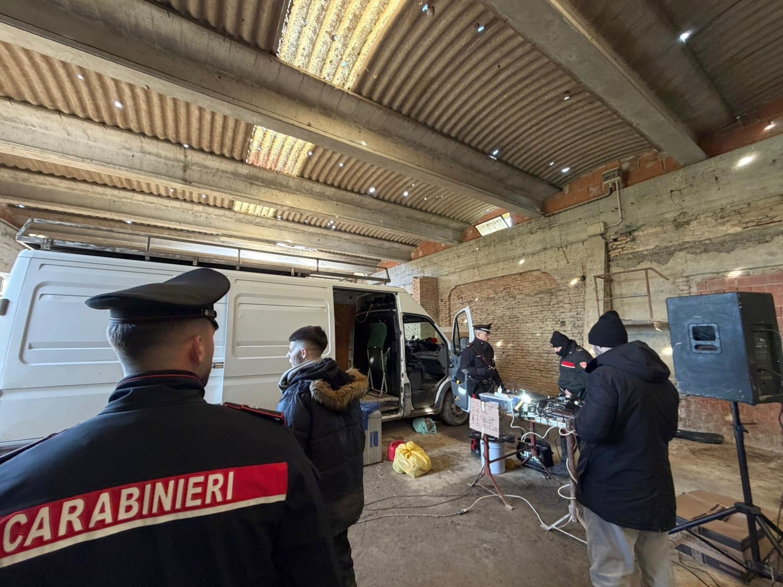 Un momento durante l'intervento delle forze dell'ordine