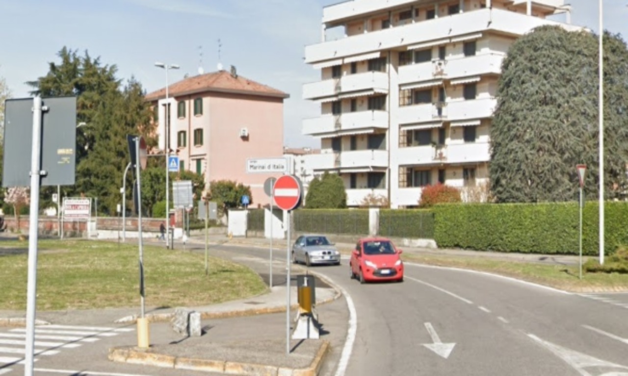 Ciclista investita in via San Colombano: tre persone coinvolte nello scontro
