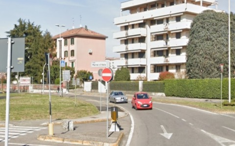 Ciclista investita in via San Colombano: tre persone coinvolte nello scontro