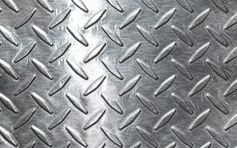 Lamiere bugnate e mandorlate: la sicurezza invisibile che sostiene l’industria italiana