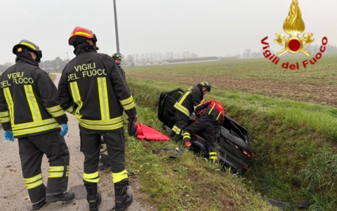 Perde il controllo dell’auto e si ribalta in un canale: ferita una 33enne