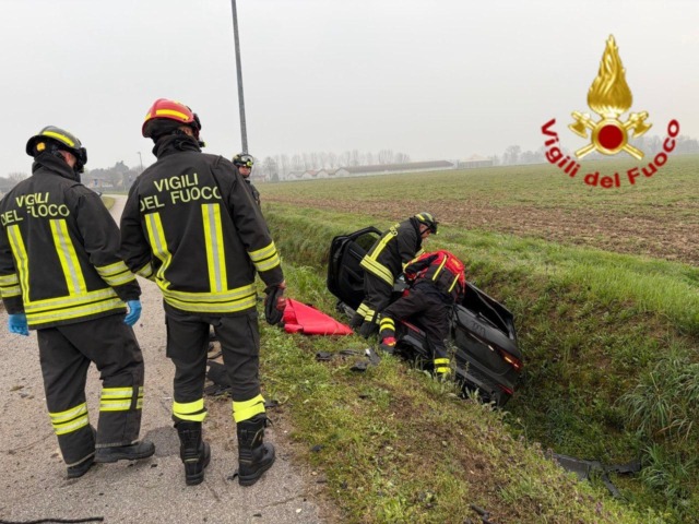Perde il controllo dell’auto e si ribalta in un canale: ferita una 33enne