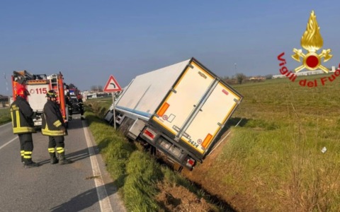 Autoarticolato finisce fuori strada sulla SP591 a Castiglione d’Adda