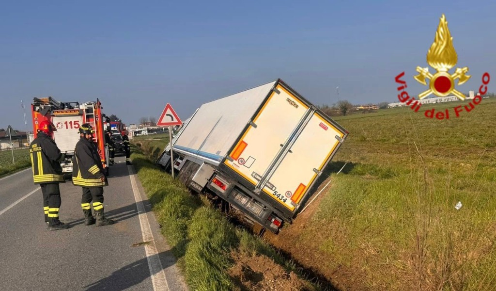 Autoarticolato finisce fuori strada sulla SP591 a Castiglione d’Adda