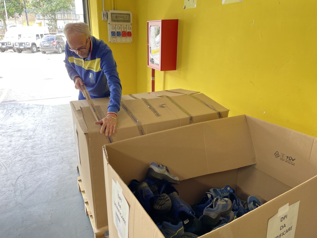 Poste Italiane trasforma le calzature dei postini in pavimentazioni per asili