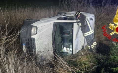 Auto fuori strada nella notte a Livraga: 59enne illeso dopo il ribaltamento