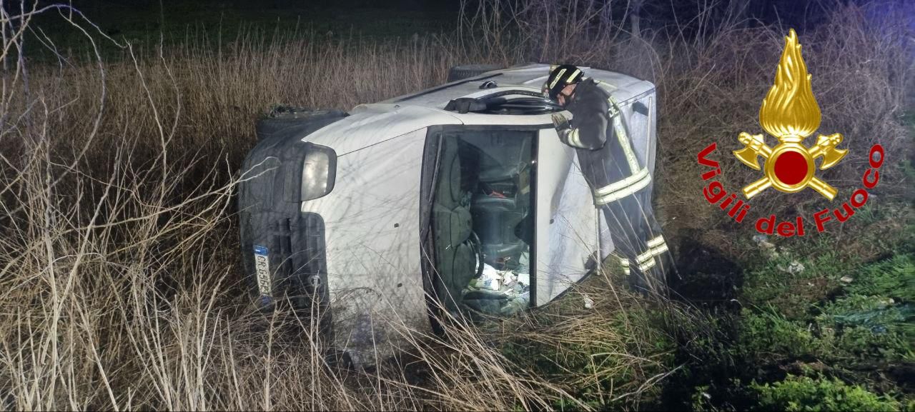 Auto fuori strada nella notte a Livraga: 59enne illeso dopo il ribaltamento