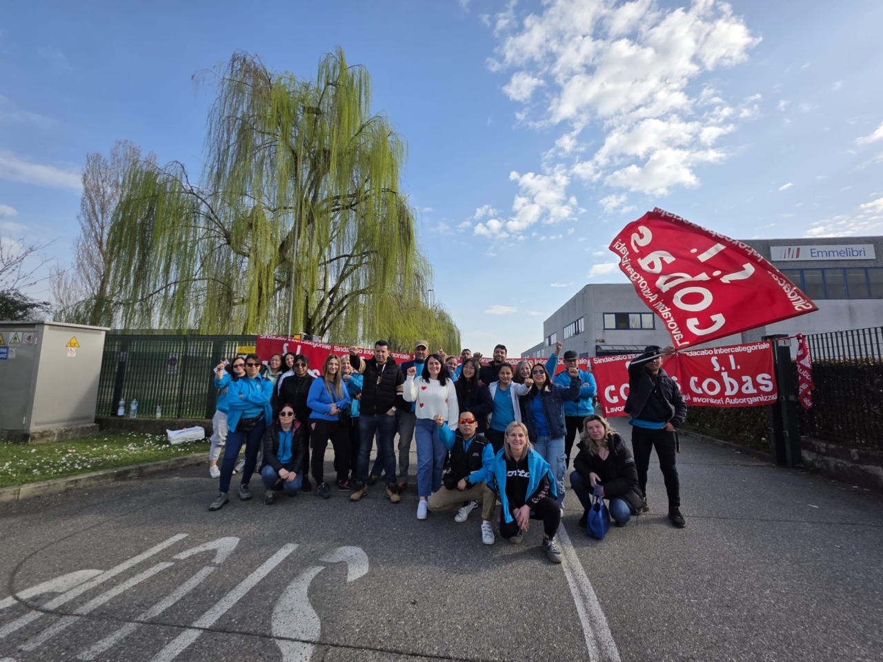 Sciopero a oltranza a Carpiano: 44 lavoratori di Emmelibri fermi da cinque giorni