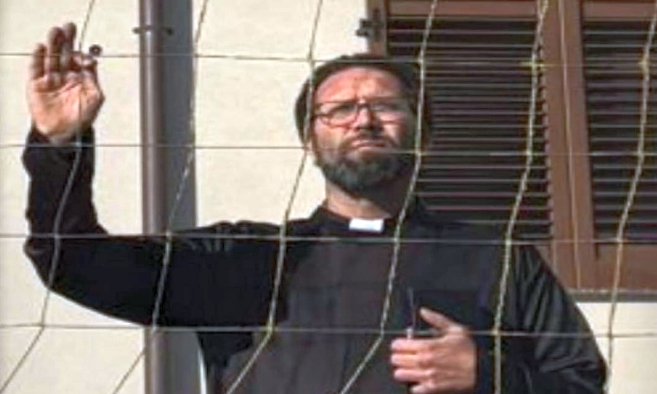 Allenatore di calcio squalificato si traveste da prete per incitare la squadra dall’esterno del campo