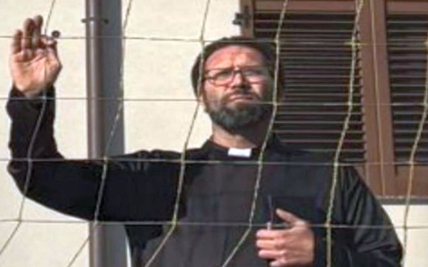 Allenatore di calcio squalificato si traveste da prete per incitare la squadra dall’esterno del campo