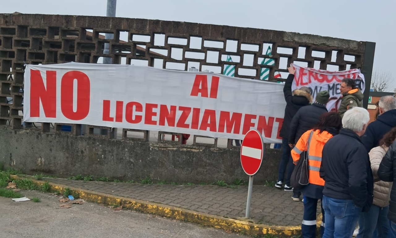 Presidio all’Unilever di Casalpusterlengo: sindaco, sindacati e Partito Democratico davanti ai cancelli