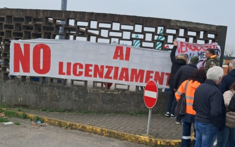 Presidio all’Unilever di Casalpusterlengo: sindaco, sindacati e Partito Democratico davanti ai cancelli