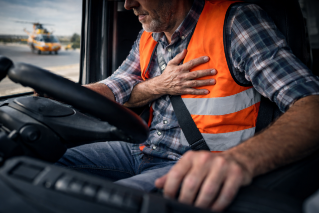 Camionista colto da arresto cardiaco a bordo di un tir sulla tangenziale di Lodi