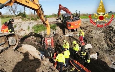 Incidente nel cantiere del Consorzio Muzza: operaio precipita nello scavo dopo essere stato urtato da una ruspa