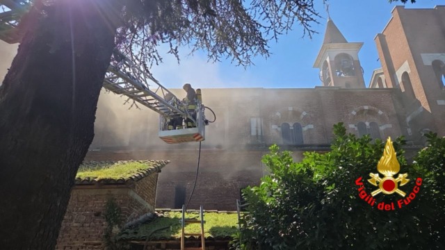Incendio nella chiesa di Ossago Lodigiano: l’intervento dei Vigili del Fuoco
