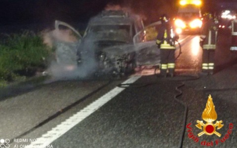 Incendio in A1: furgone frigorifero in fiamme a San Rocco al Porto