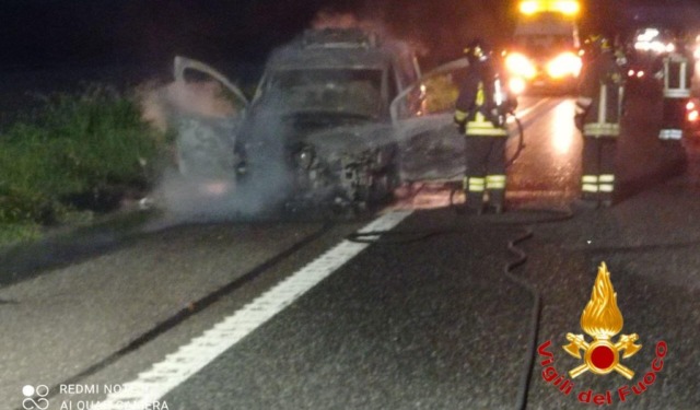 Incendio in A1: furgone frigorifero in fiamme a San Rocco al Porto