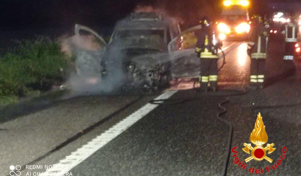 Incendio in A1: furgone frigorifero in fiamme a San Rocco al Porto