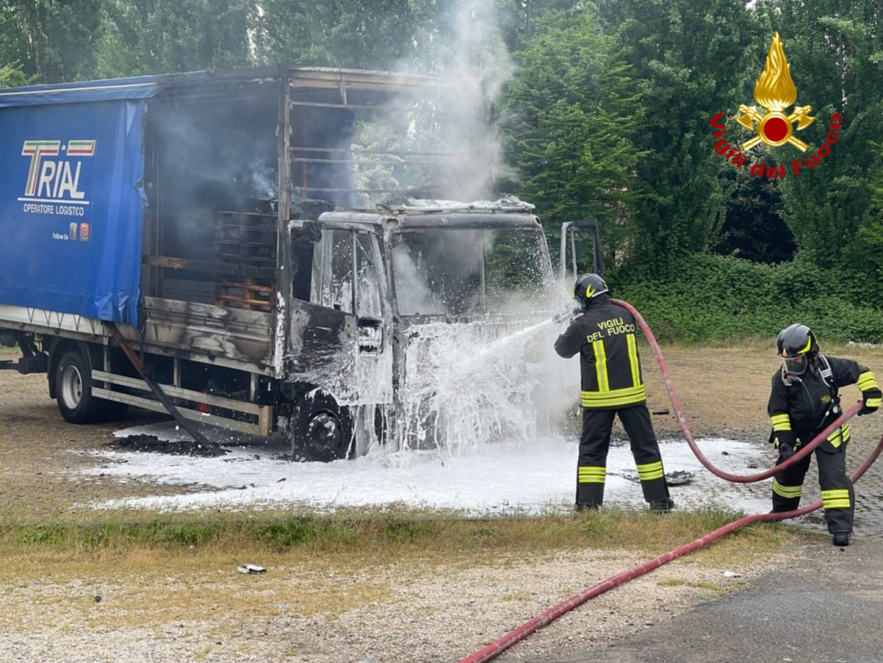 Furgone in fiamme sulla via Paullese: intervengono i Vigili del Fuoco