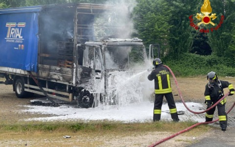 Furgone in fiamme sulla via Paullese: intervengono i Vigili del Fuoco