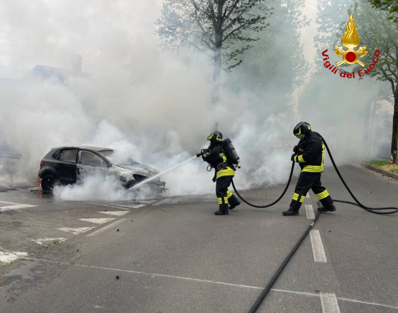 Auto in fiamme a Castiglione d’Adda: intervengono i Vigili del Fuoco