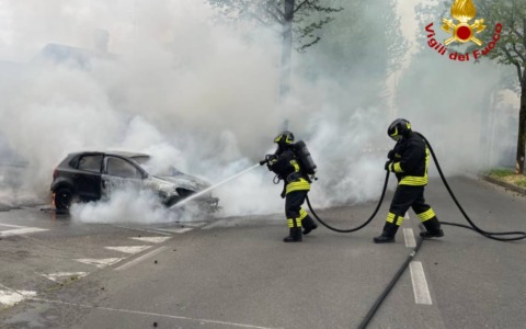 Auto in fiamme a Castiglione d’Adda: intervengono i Vigili del Fuoco