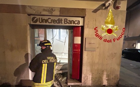 Esplosione nella notte a Casalpusterlengo: assalto con la tecnica della “marmotta” allo sportello Unicredit